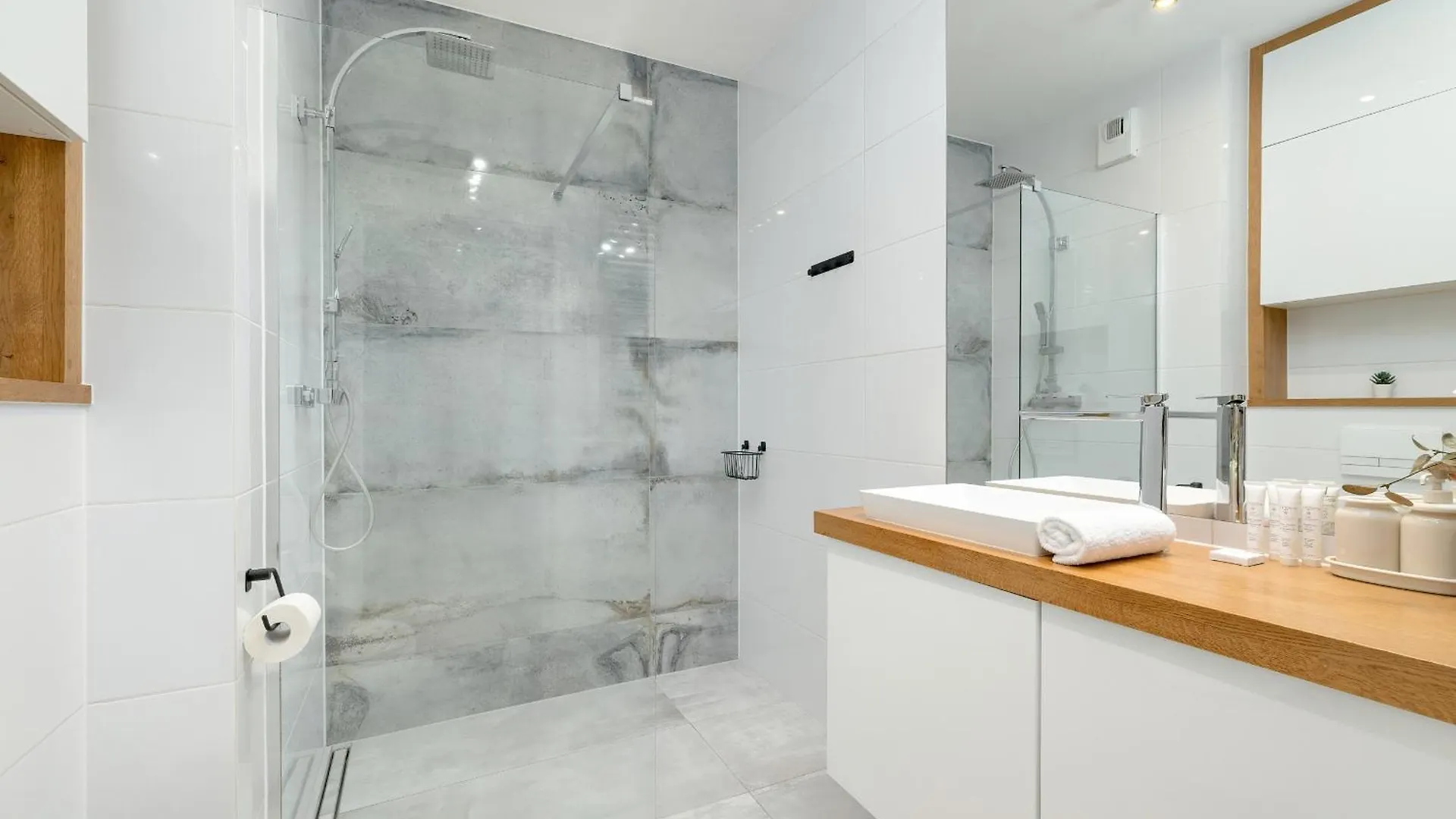 Slusarska Modern Apartment With Balcony & Parking Cracow Zablocie By Renters Prestige Kraków