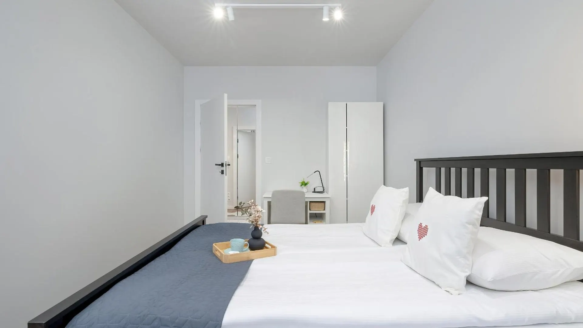 Slusarska Modern Apartment With Balcony & Parking Cracow Zablocie By Renters Prestige Kraków Polen