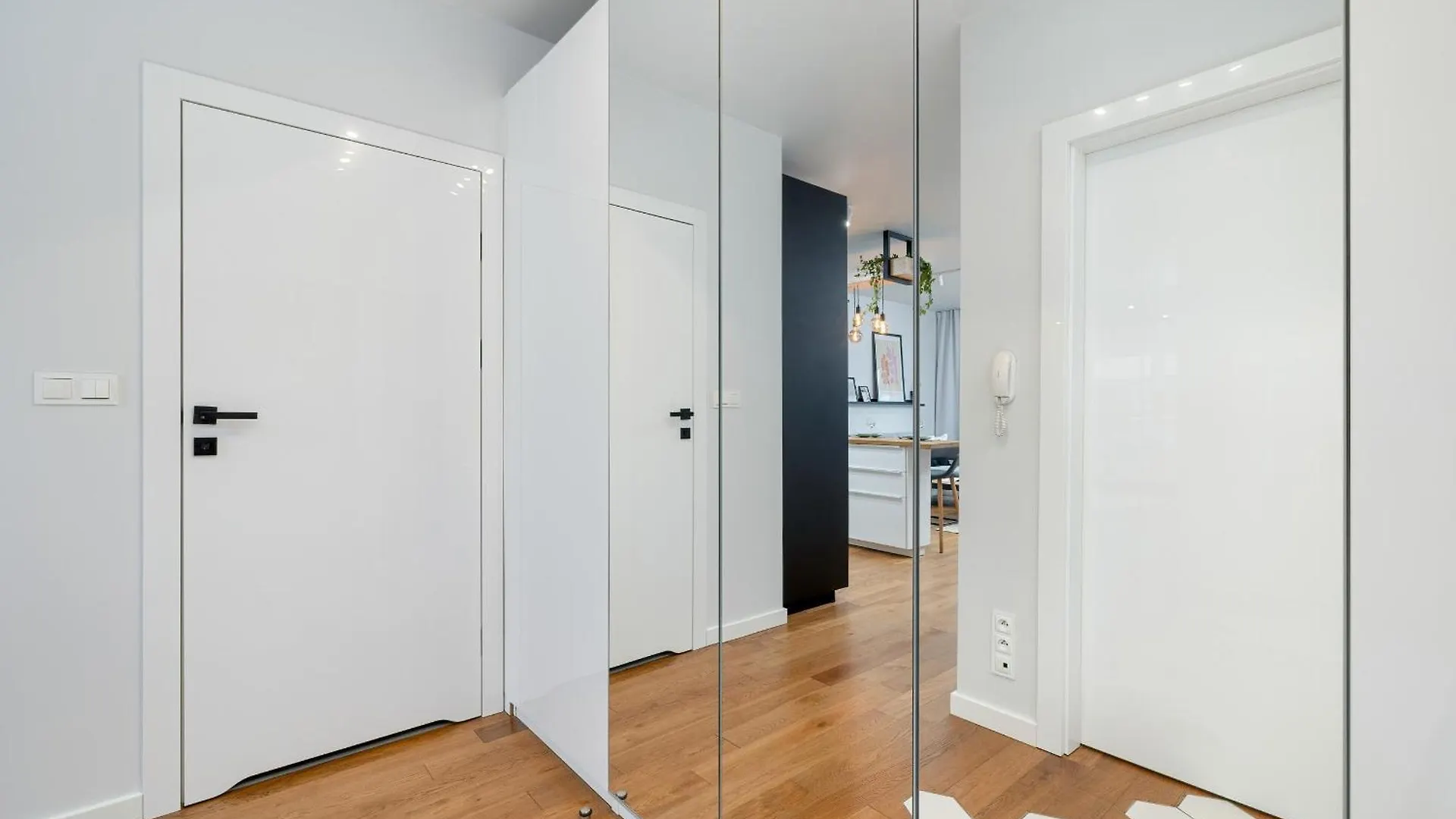 Slusarska Modern Apartment With Balcony & Parking Cracow Zablocie By Renters Prestige Kraków